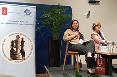 Na zdjęciu dwie kobiety - po lewej prof. K. Khorrami zabierająca głos podczas udziału w panelu dyskusyjnym, zdj. J. Stec-Rusiecka