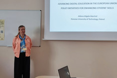 Dr Aldona Migała-Warchoła podczas wystąpienia na tle slajdu z tytułem prezentacji, zdjęcie własne
