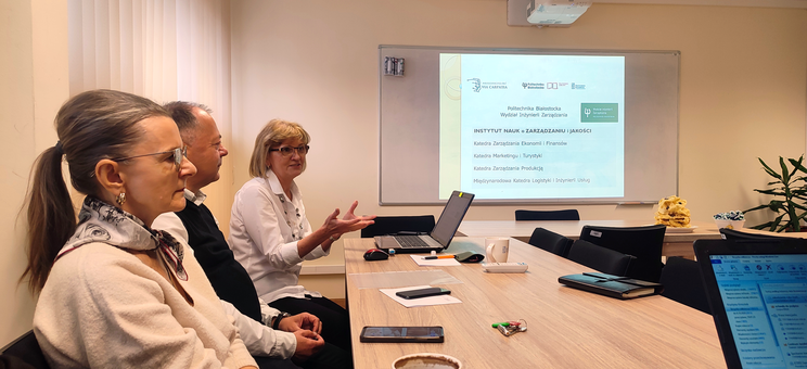 Na zdjęciu prof. Z. Kołoszko-Chomentowska podczas prezentacji (pierwsza od prawej),